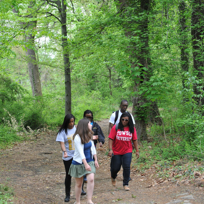 Students walking in Glen Arboretum