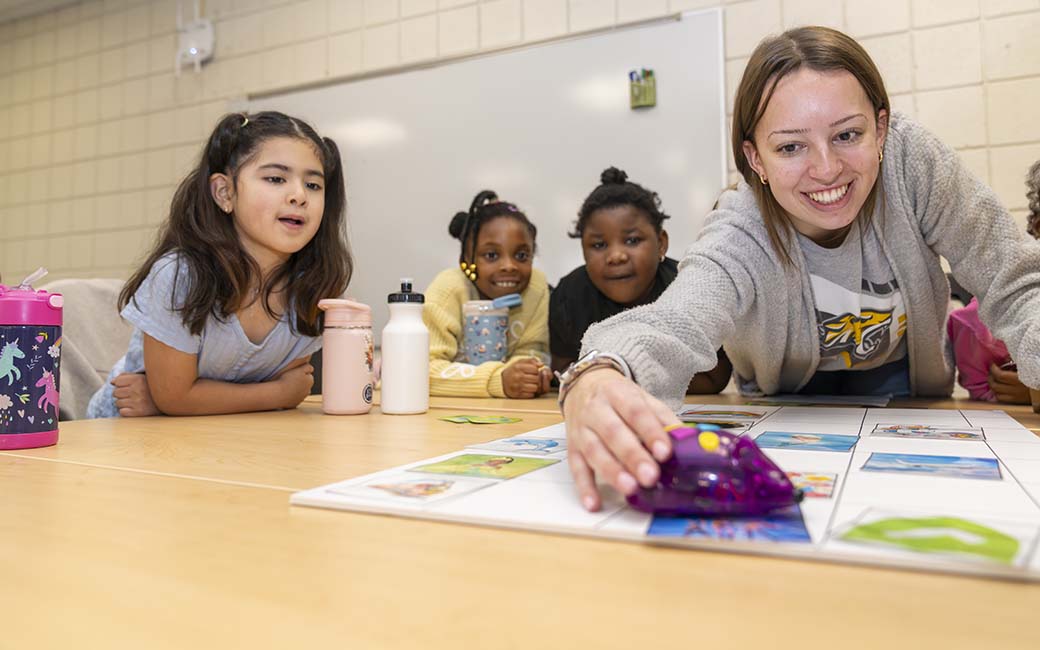 tu student teaching girls about robots