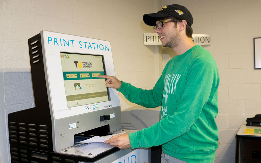 Student using wepa printing kiosk in SCS Cook 35 Lab