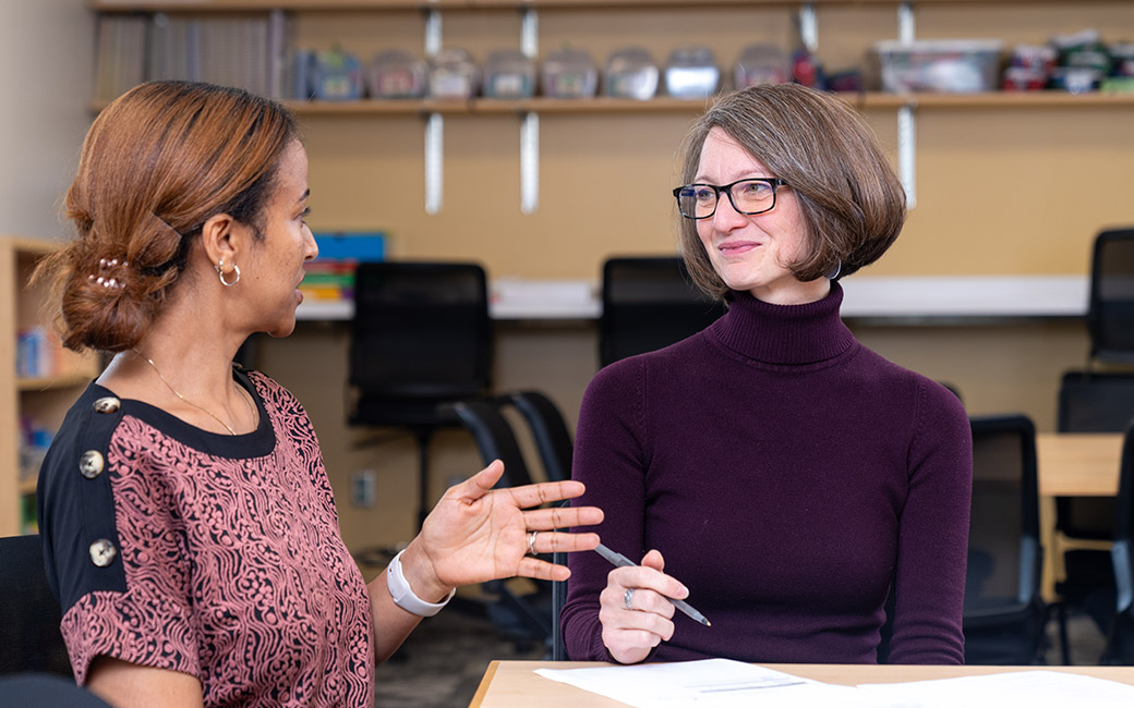 Kaitlyn Wilson talks with a student