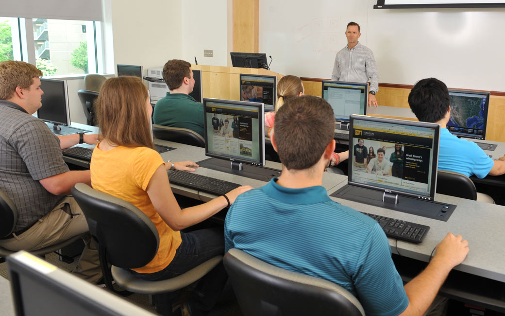 Towson University audio visual vendor conducting a class