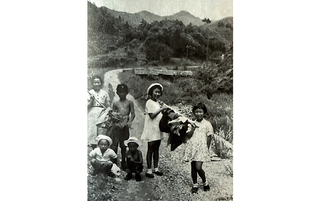Nakazawa (center) on the way to his father's house.