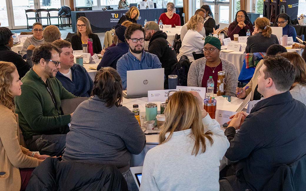 Table discussion at a workshop