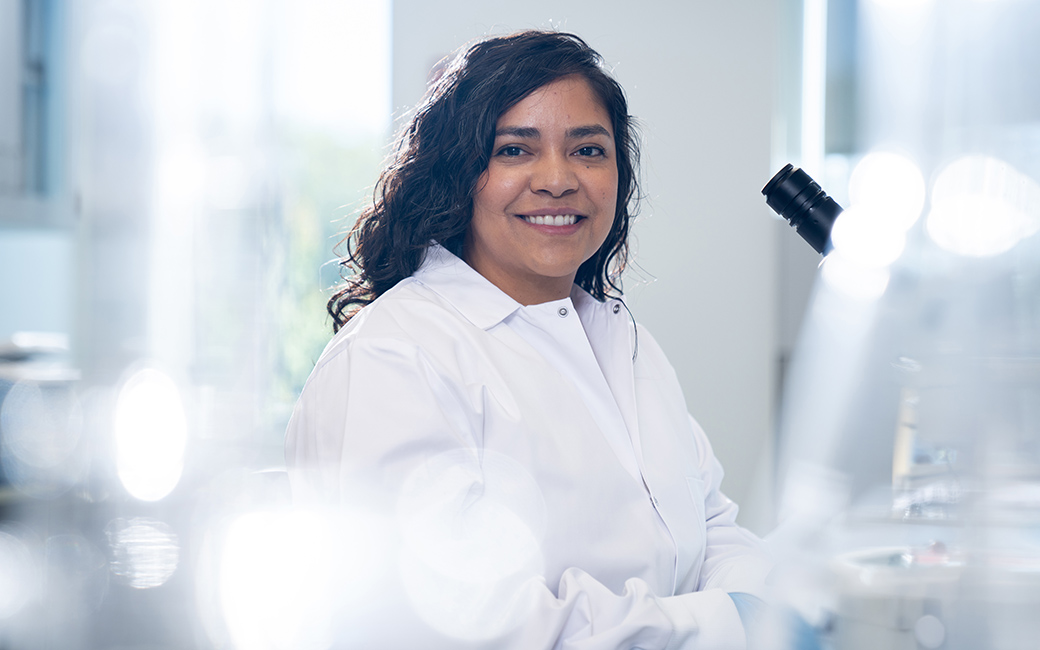 photo of daniela chavez professor and student in laboratory