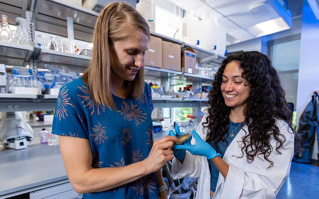 krista kraskura and student in lab