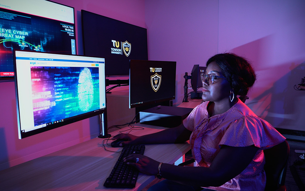 Yolande Ndje working in the Cyber Lab
