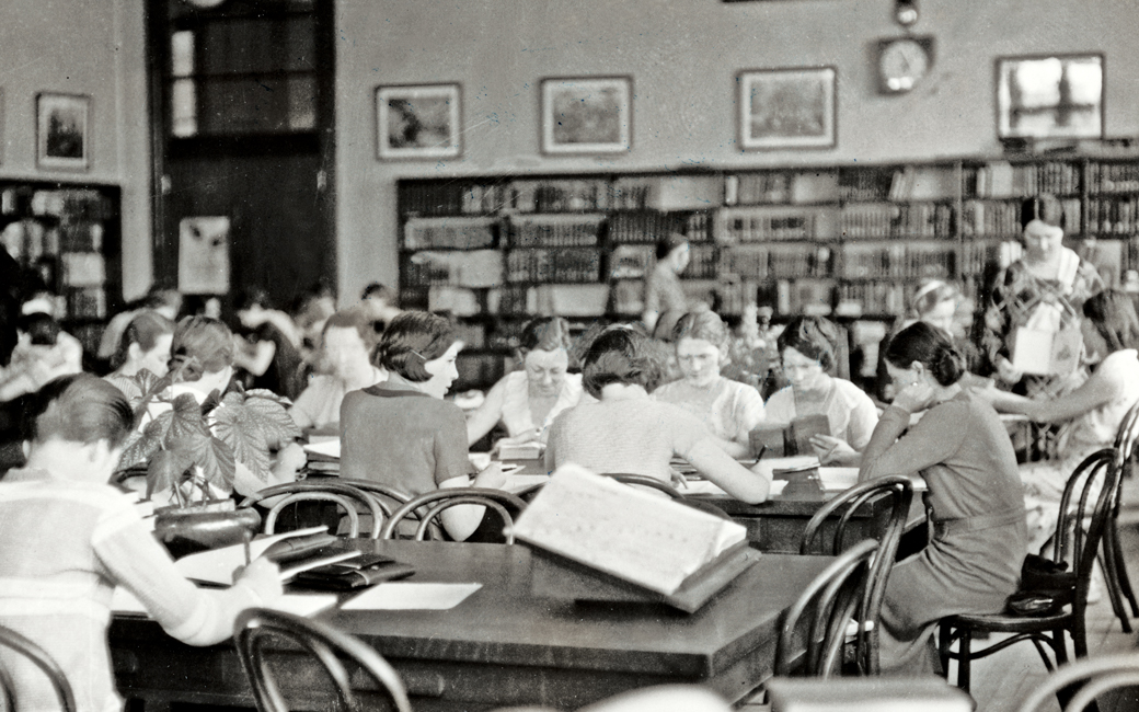 1915 photo of the library