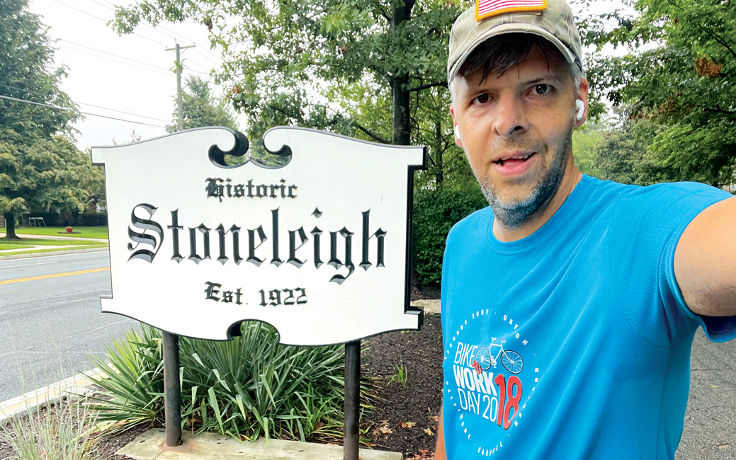 elliott plack selfie with road sign