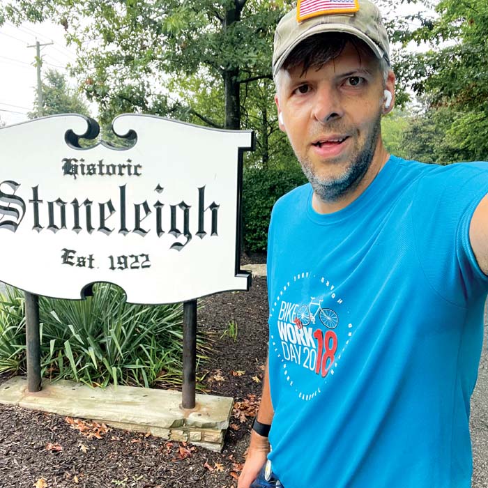 elliott plack selfie with stoneleigh neighborhood sign