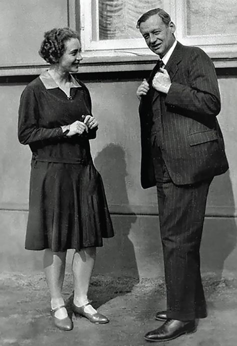 Lena Schoch (left) and Albert Mendelssohn standing outside