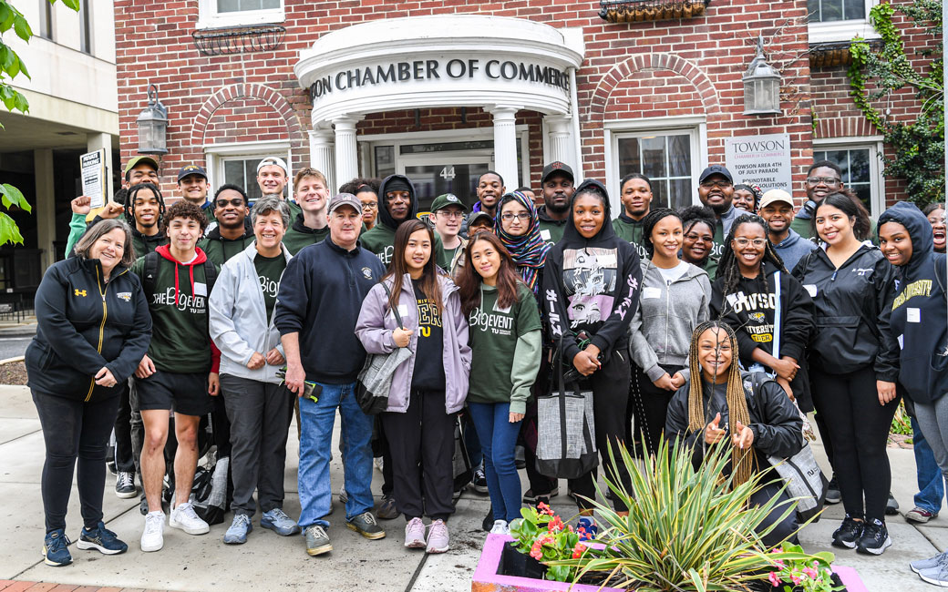 TU Students Pose Outside Chamber of Commerce