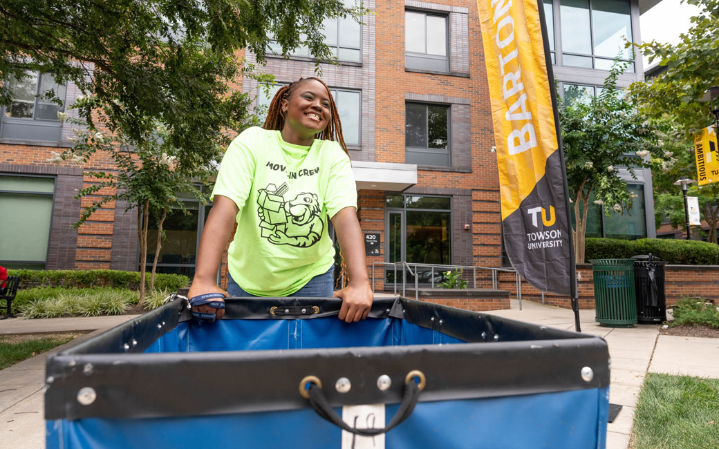 Student with cart at move-in