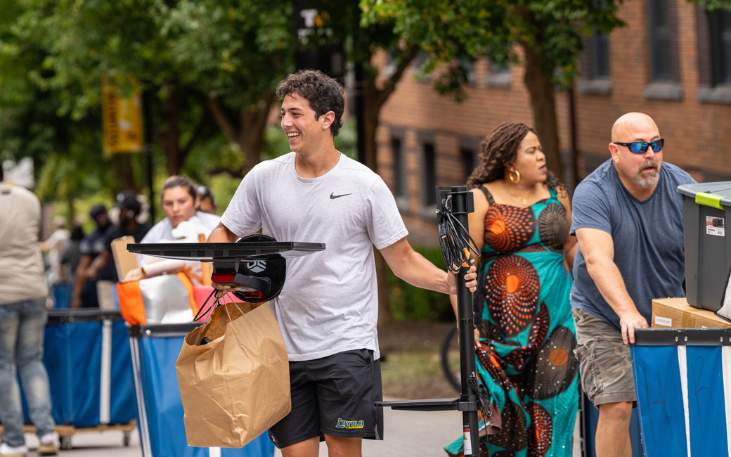 Student moving in on campus