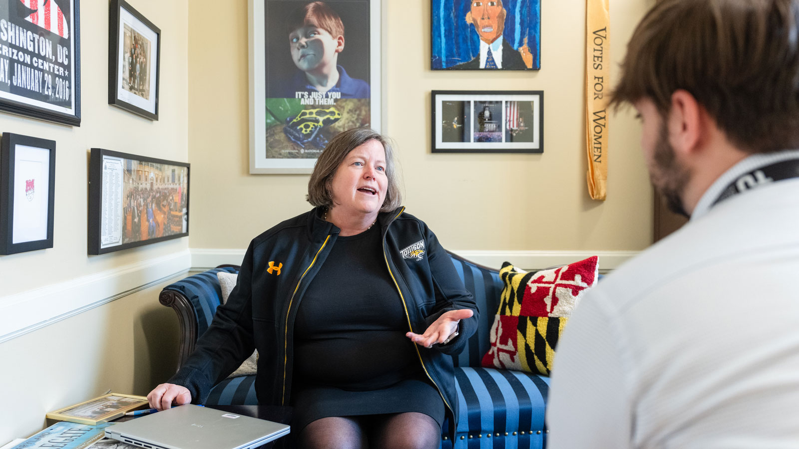 A student speaks with Delegate Catherine Forbes 