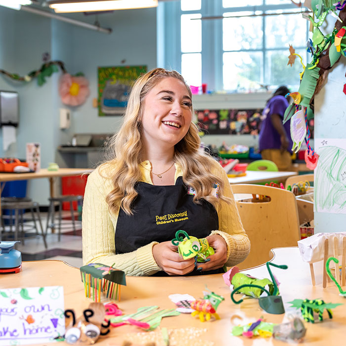 Chelsey McKee '28 makes bugs