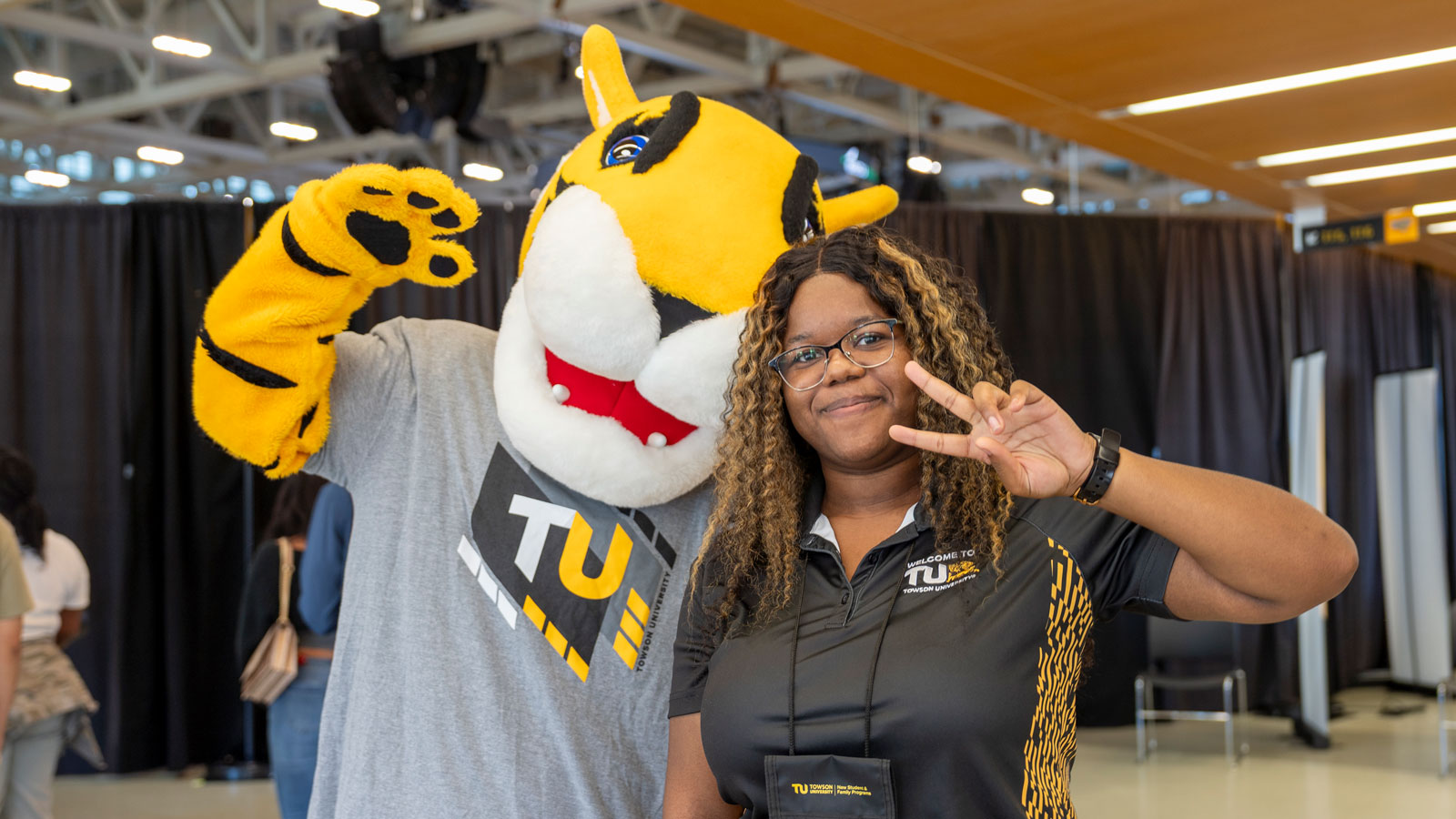 FYE Student Leader Mykah Johnson with Doc the Tiger at New Student Convocation