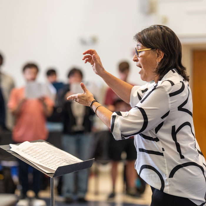 Professor Saez conducting her chorale studies rehearsal