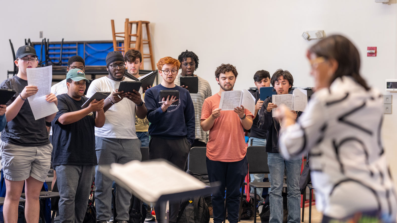 Sáez conducting in her chorale ensemble course