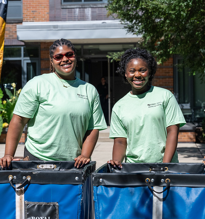 HRL staff helping with carts at campus move-in