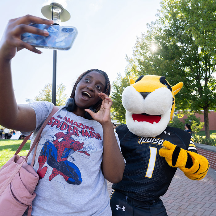 student taking a selfie with doc the tiger