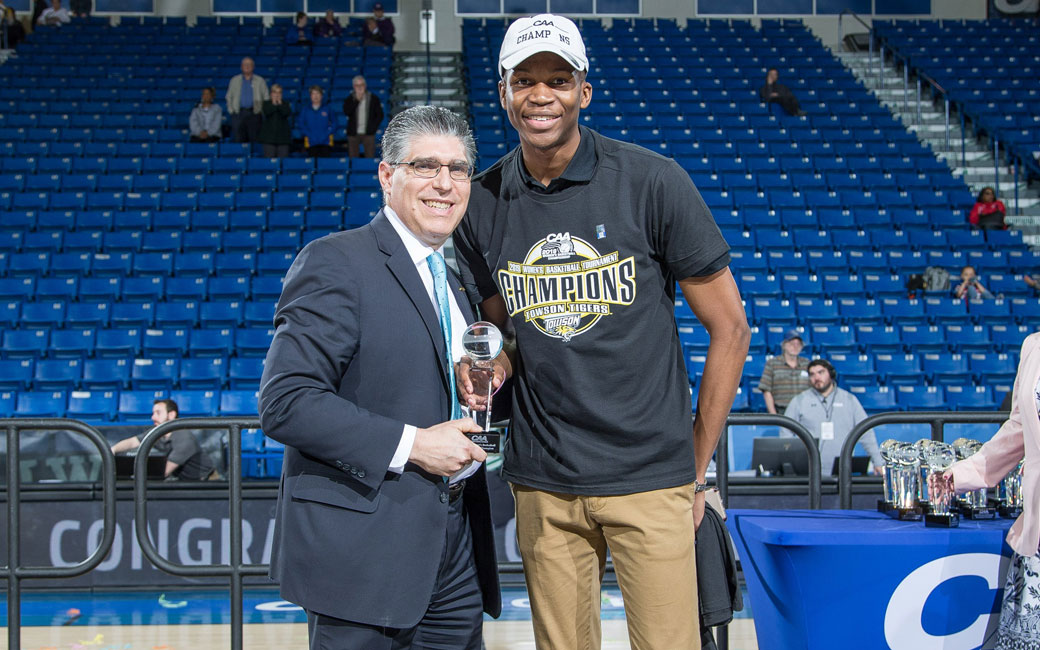 Jeff Findlater poses with CAA Commissioner Joe D’Antonio 