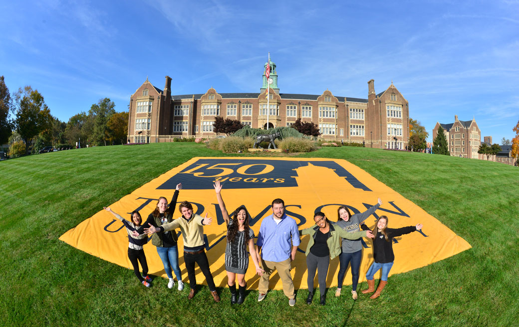 Students in front of Stephens Hall 
