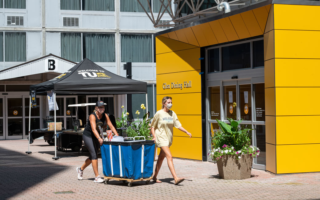 A family moving their student to campus