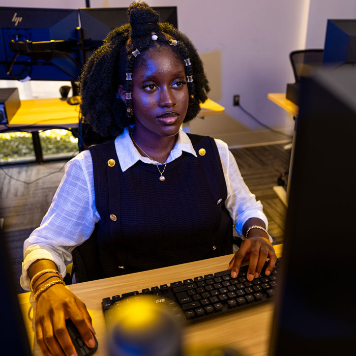 Student Oreoluwa Williams in the MOC SOC Lab