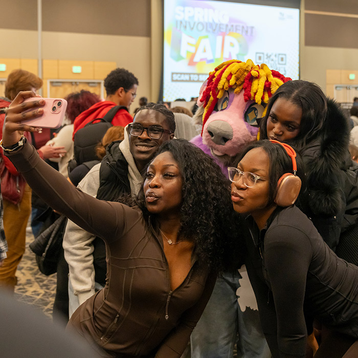 tu students at student involvement fair