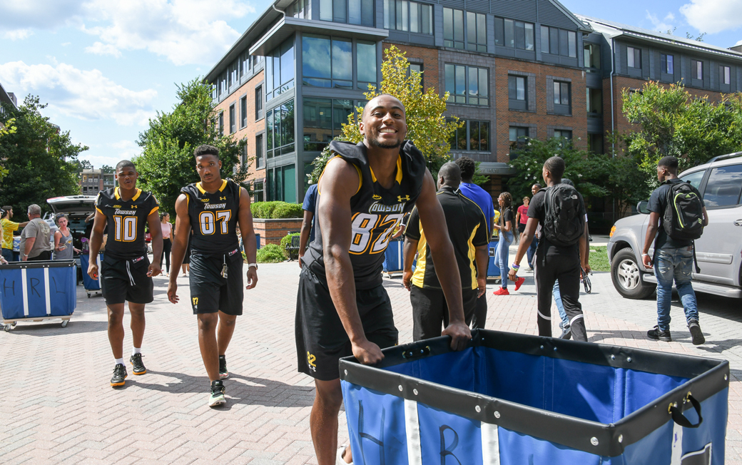 Student-Athletes helping on move-in day