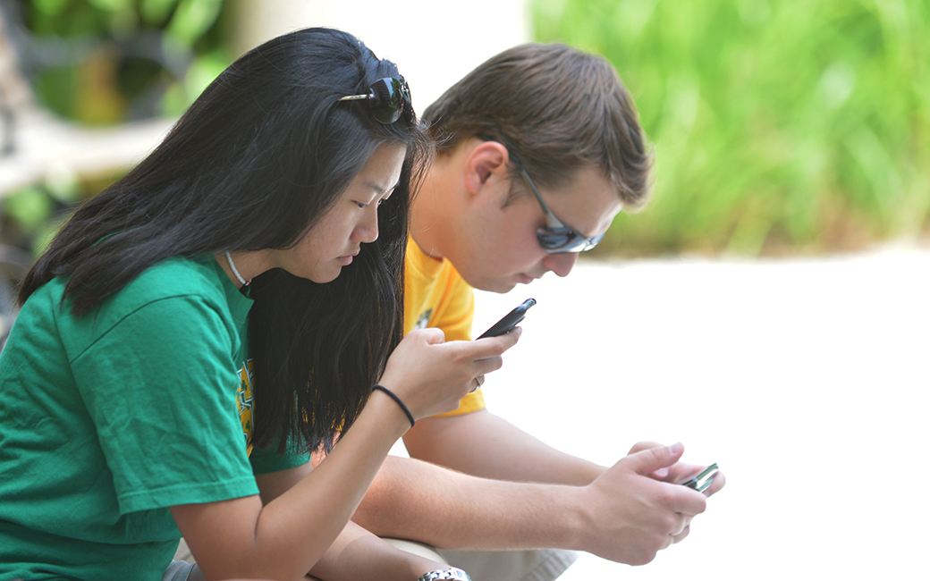 TU students with mobile devices